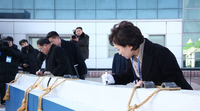 26일 북측 개성 판문역에서 남북 철도·도로 연결 및 현대화 착공식의 세부일정으로 김현미 국토교통부 장관 과 김윤혁 철도성 부상이 침목서명식을 하고 있다. 사진공동취재단