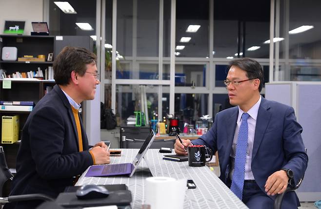 위키박스를 찾아 이야기를 듣고 있는 The HR 컨설팅의 박해룡 대표(오른쪽)