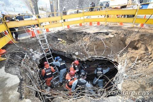 분주한 KT 화재 감식 현장 지난 11월 25일 오전 서울 서대문구 충정로 KT아현국사에서 경찰, 소방 관계자 등이 전날 발생한 화재 원인 등을 조사하기 위한 현장 감식을 하고 있다. [연합뉴스 자료사진]
