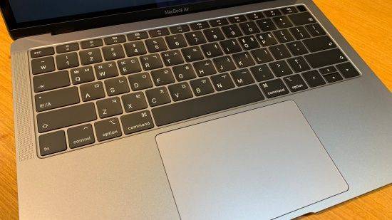 버터플라이 키보드와 포스터치 트랙패드를 내장했다. (사진=지디넷코리아)