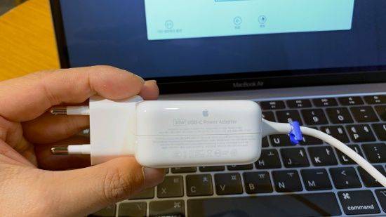 충전은 USB-PD 방식 29W 충전기로 한다. (사진=지디넷코리아)