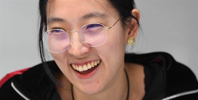 그는 노랗게 염색한 쇼트커트 머리였던 7년 전과는 외모가 사뭇 달라졌다. 있는 그대로의 모습이 무척 편안해 보였다. 잘 웃었고 눈물에도 솔직했다. 서재훈 기자