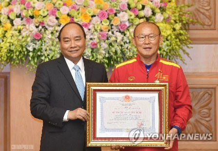 베트남 우호훈장 받는 박항서 감독 [연합뉴스 자료 사진]