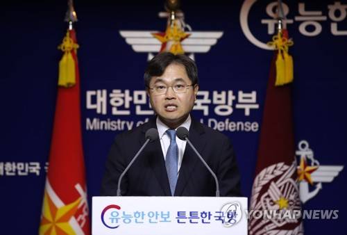 양심적병역거부자 대체복무안 발표 (서울=연합뉴스) 김주성 기자 = 이남우 국방부 인사복지실장이 28일 오전 서울 용산구 국방부에서 양심적 병역거부자 대체복무 방안을 발표하고 있다.       이날 국방부는 양심적 병역거부자들이 36개월간 교도소(교정시설)에서 근무할 수 있도록 하고, 대체복무 대상자를 결정하는 심사위원회를 국방부 산하에 설치하는 내용 등이 담긴 '병역법 개정안'과 '대체역의 편입 및 복무 등에 관한 법률 제정안'을 입법 예고했다.  utzza@yna.co.kr
