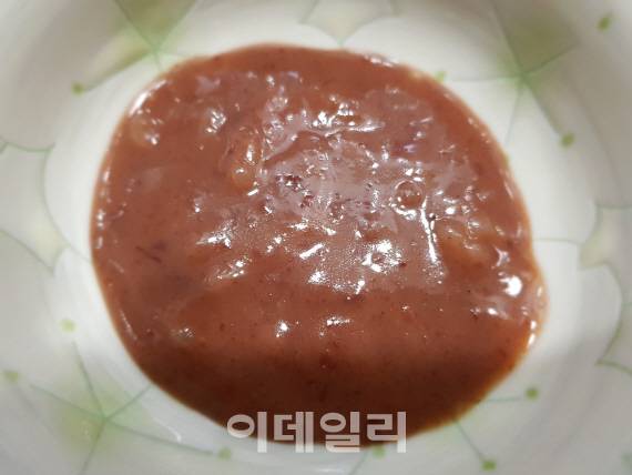 전자레인지에 데운 ‘비비빅 동지팥죽’. 데우고 나니 농도도 살짝 묽어지고, 빛깔도 선명해졌다. (사진=이성웅 기자)