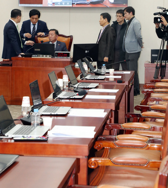 이찬열 국회교육위원장, 조승래 더불어민주당 간사, 임재훈 바른미래당 간사가 27일 서울 여의도 국회 교육위원회 전체회의에서 대화를 하고 있다. 한편으로는 자유한국당 의원들이 퇴장해 자리가 비어있다/사진=뉴스1