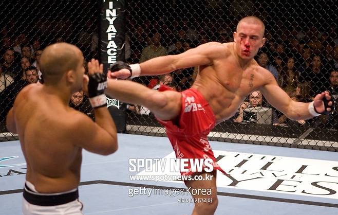 ▲ 조르주 생피에르(오른쪽)가 타격전에서 가장 고전한 경기 가운데 하나로 BJ 펜과 12년 전 매치를 꼽는 이가 많다. 둘은 UFC 58에서 치열하게 주먹을 섞었다.