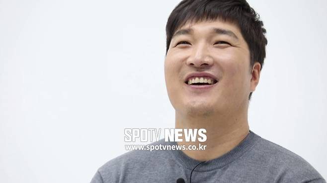 ▲ 20년간의 선수생활을 마감한 이진영이 스포츠타임과 인터뷰를 하고 있다.