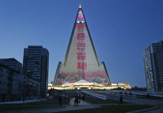 지난 20일 북한 평양 류경호텔 외벽에 조명쇼가 진행되고 있다고 30일 AP 통신이 보도했다. [AP=연합뉴스]