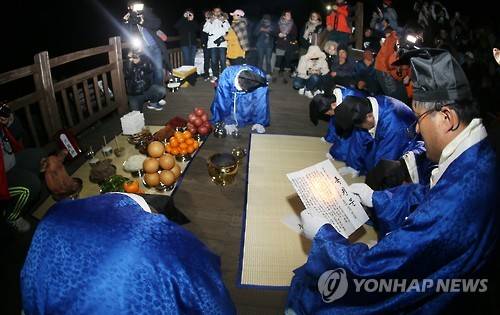 성산일출봉 일출기원제 (서귀포=연합뉴스) 변지철 기자 = 새해 첫날인 1일 제주도 서귀포시 성산읍 성산일출봉 정상에서 태양신에게 2017년 무사안녕을 비는 일출기원제가 열리고 있다. [연합뉴스 자료사진]