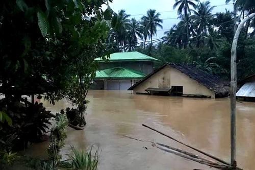 열대 폭풍이 뿌린 폭우로 침수된 가옥 [ABS-CBN 홈페이지 캡처=연합뉴스]