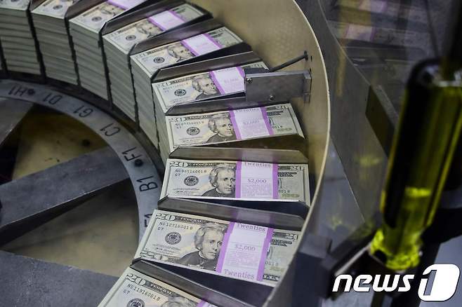 미국 워싱턴 D.C.에 있는 미국 재무부 산하 지폐전문 조폐국에서 발행한 20달러 지폐. © AFP=뉴스1