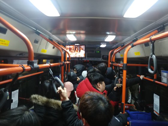 29일 오전 1시 56분, N62 버스 안. 김정연 기자