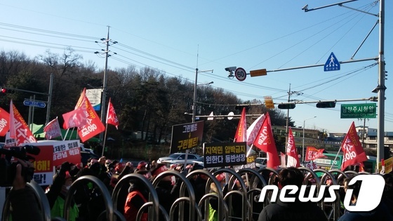 지난 24일 남양주 왕숙1·2지구 주민들이 시청사 앞에서 '3기 신도시 강제수용을 반대한다'며 집단시위를 진행했다. /사진=뉴스1