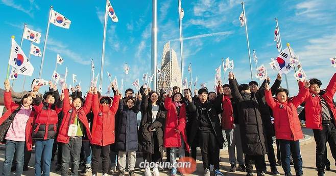 전남 완도군 소안도의 주민과 초등학생들이 3·1운동 100주년인 2019년을 맞아 소안항일운동기념탑 앞에서 태극기를 들고 '만세'를 부르고 있다. '항일의 섬'이라 불리는 소안도의 주민들은 1919년 서울에서 3·1운동이 일어난지 불과 14일만에 완도의 만세 운동을 주도했으며, 1920년대 섬 주민 6000여명 중 800명이 '불령선인'으로 찍혀 총독부의 감시를 받았을 정도로 격렬하게 항거했다. /김영근 기자