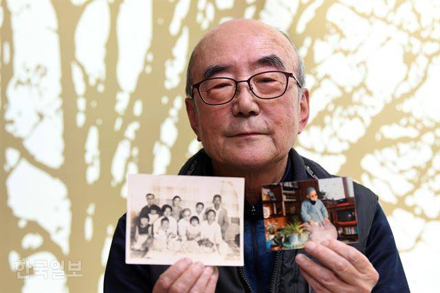 [저작권 한국일보] 심명철 지사의 아들 문수일씨가 인천 미추홀구 도화동 자택에서 독립운동가였던 어머니와 가족 사진을 들어 보이고 있다. 홍인기 기자