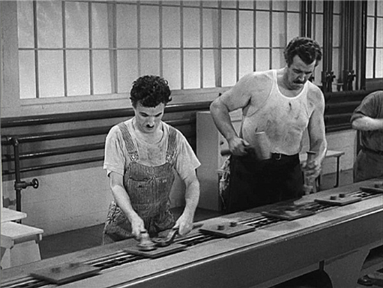 영화 "모던 타임즈" 속의 찰리 채플린. 멜빵 바지를 입고 있다. /출처= @IMDb