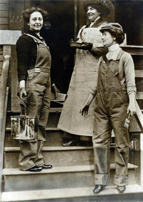 1916년 멜빵 바지를 입고 집안일을 하는 네덜란드 여성 /출처=@www.theworldwar.org