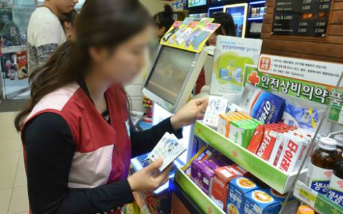 편의점 아르바이트 직원이 물건을 정리하고 있는 모습. 세계일보 자료사진