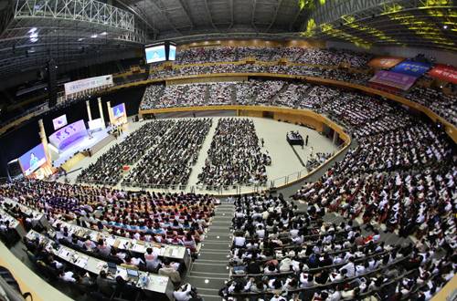 2019년 새해가 시작되는 1일 0시에 맞춰 경기도 가평 청심평화월드센터에서 한학자 총재를 비롯해 2만여명이 참석한 가운데 세계평화통일가정연합의 ‘신통일한국시대 개문 범국민 기도회’가 열리고 있다.