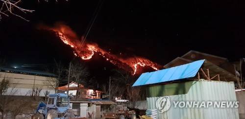 마을까지 위협하는 화마 (양양=연합뉴스) 1일 오후 4시 12분께 강원 양양군 서면 송천리 한 야산에서 불이 나 마을 방향으로 불길이 번지고 있다. 2019.1.1 [양양군 제공] conanys@yna.co.kr