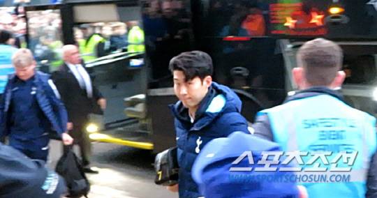 손흥민이 카디프전을 앞두고 버스에서 내리고 있다. 카디프(영국)=이건 스포츠조선닷컴 기자