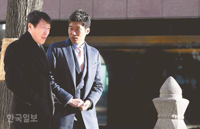 차범근(왼쪽) 전 국가대표 감독과 박지성이 지난 12월 27일 서울 중구 소공로에 있는 환구단을 걸으며 다정하게 대화를 나누고 있다. 한국 축구가 낳은 영웅으로 꼽히는 두 사람은 한국일보가 신년 기획으로 마련한 동반 인터뷰에서 지난 해 한국 축구를 돌아보고 새해를 전망했다. 서재훈 기자 spring@hankookilbo.com