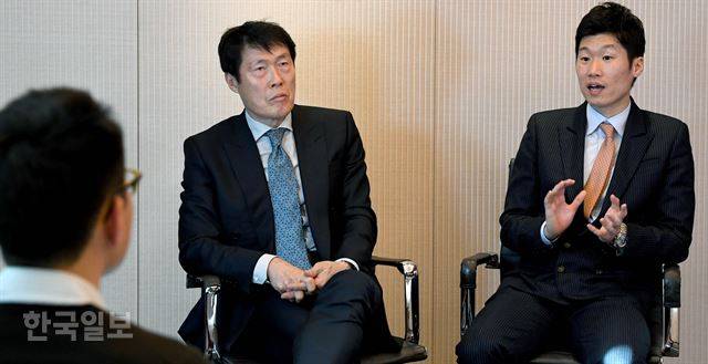 박지성의 말을 진지하게 듣고 있는 차범근 감독. 서재훈 기자