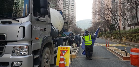 지난달 21일 LG메트로시티아파트 관통 도로 입구에 차량 차단기 설치가 진행 중이다. [이은지 기자]