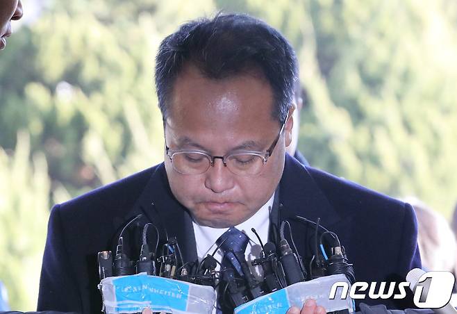 수 년간 직원을 폭행한 의혹을 받고 있는 송명빈 마커그룹 대표가 3일 오전 서울 강서경찰서에서 피의자 신분으로 조사를 받기 위해 출석하며 고개 숙여 사과하고 있다. 2019.1.3/뉴스1 © News1 이재명 기자