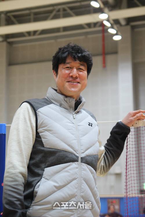 한국 배드민턴 전설 하태권 요넥스 감독이 스포츠서울과 인터뷰를 마친 뒤 기념촬영하고 있다. 이용수기자 purin@soprtsseoul.com