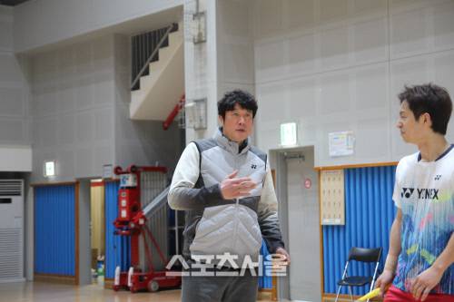 한국 배드민턴 전설 하태권 요넥스 감독이 소속팀 선수를 지도하고 있다. 이용수기자 purin@soprtsseoul.com