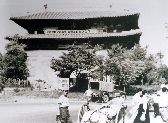 1954년 남대문. '휴가장병 우슴쏙에(웃음 속에) 실지강토 밝어(아)진다'고 써 있다.[중앙포토, 사진 임인식]