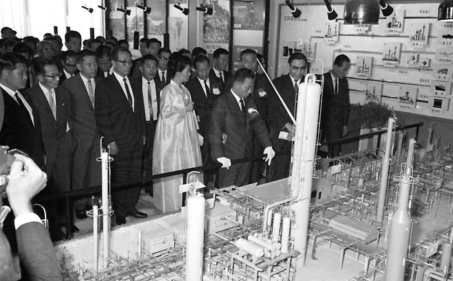 1960~70년대는 우리 경제의 기반이 된 중화학 공업의 키틀을 다진 시기이다. 사진은 1966년 경제개발 5개년 종합 전시관 개관식에 참석한 박정희 대통령 내외.[중앙포토]