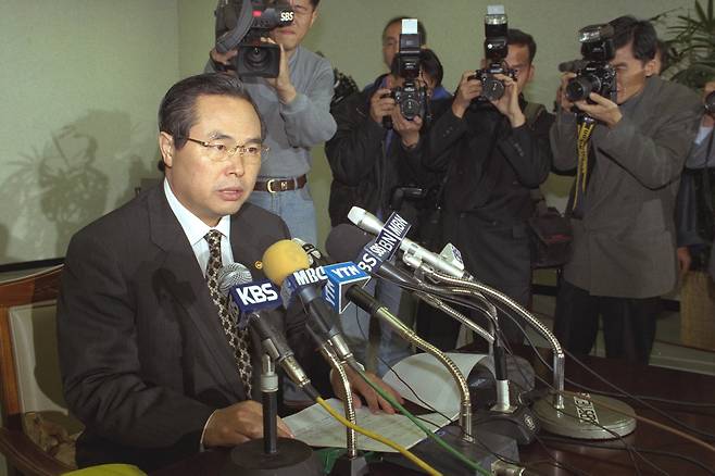 임창열 당시 부총리겸 재정경제원장관이 1997년 11월 21일 저녁 광화문 정부종합청사에서 정부의 국제통화기금(IMF)자금지원 요청 결정을 공식발표하고 있다.[중앙포토]