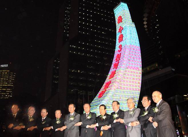 2006년 12월 서울 삼성동 무역센터 앞에서 수출 3천억 달러 기념탑 제막식이 열렸다. 2006년 우리 경제는 1인당 국민소득 2만달러도 돌파했다.[중앙포토]