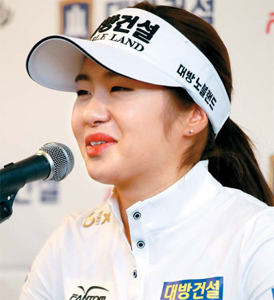 올해 미국여자프로골프(LPGA) 투어로 무대를 옮기는 `핫식스` 이정은이 3일 서울 중구 태평로 한국프레스센터에서 열린 기자회견을 통해 각오와 목표를 밝히고 있다. [사진 출처 = 연합뉴스]