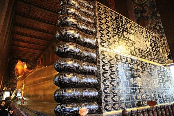 왓 포에 있는 거대한 와불, 5m 길이의 발은 자개로 정교하게 세공됐다./사진 변종모