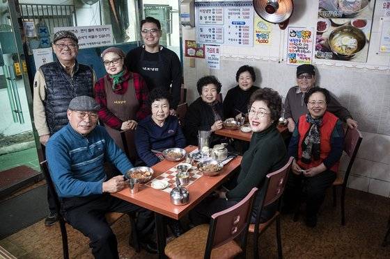 내호냉면의 오랜 단골들이 모였다. 앉은 사람 왼쪽부터 박승철(72)·박정진(75)·신시자(75)·서소녀(73)·박상광(76)·최복련(85)·고광옥(62)씨. 35년 단골부터 60년 넘은 단골도 있다.