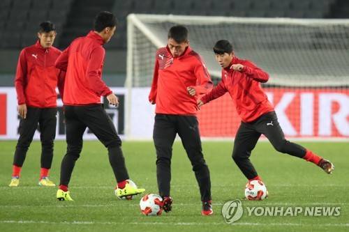 (도쿄=연합뉴스) 김주성 기자 = 동아시아축구연맹(EAFF) E-1 챔피언십에 출전한 북한 축구 국가대표팀 선수들의 훈련 모습. 맨 오른쪽은 정일관. 2017.12.7 utzza@yna.co.kr
