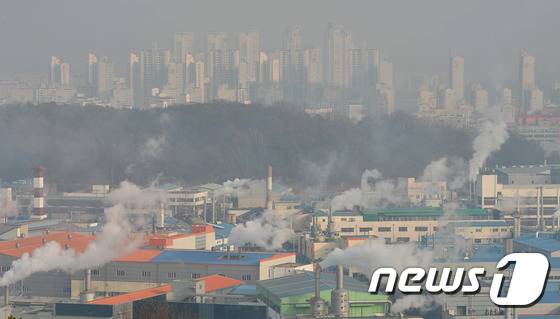 경기도가 총 741만㎡ 규모의 신규 산업단지를 조성하는 내용을 담은 ‘2019년 경기도 산업단지 지정계획’을 최근 고시했다. 사진은  안산스마트허브전망대에서 바라본 반월국가산업단지의 모습. /© News1 이재명 기 자