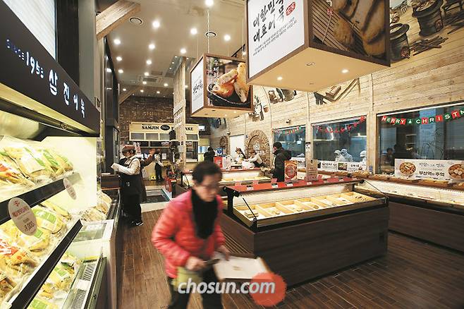 베이커리형 매장으로 변신한 삼진어묵 영도 본점./양수열 영상미디어 기자