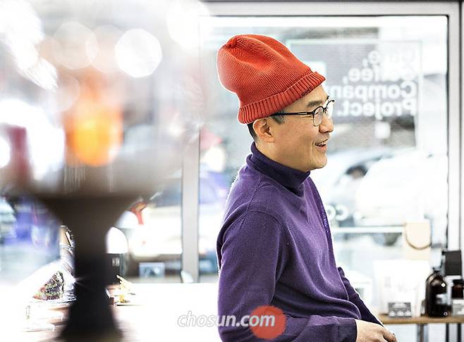 주황색 털모자, 보랏빛 스웨터. 김영민 교수는 컬러에 예민했다. 모자가 불룩 솟았다고 하니 “원래 이렇게 쓰고 다니니 그냥 찍어 달라”고 했다. 다만 남들이 알아보는 게 불편하다며 “최대한 알아볼 수 없게 찍어달라”고 부탁했다. / 이경호 영상미디어 기자