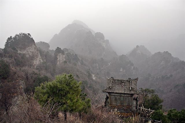 무당산 정상 천주봉에서 바라본 풍경이 한 폭의 수묵화다.