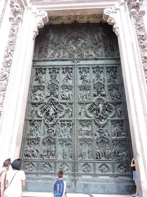 파사드의 중앙에 있는 주출입구. 1965년에 완공돼 밀라노 대성당 건축의 마침표를 찍었다. 사진=Wikipedia