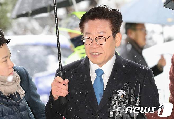 이재명 경기도지사가 지난해 11월24일 오전 경기도 성남시 수원지방검찰청 성남지청에 피의자 신분으로 출석하면서 취재진들의 질문에 답하고 있다. 이 지사는 성남시장이던 지난 2012년 당시 보건소장 등 시 소속 공무원들에게 친형에 대한 강제입원을 지시하는 등 혐의를 받고 있다. 2018.11.24/뉴스1 © News1 성동훈 기자