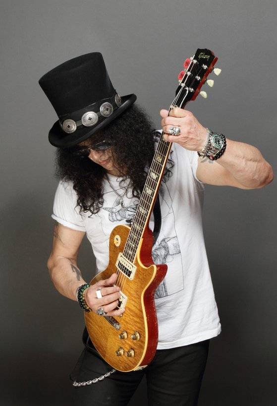 트레이드 마크가 된 긴 곱슬머리 위에 모자를 얹은 채 기타를 연주하는 슬래시. [사진 소니뮤직]