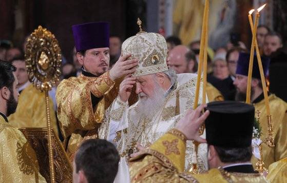러시아 정교회 수장 키릴 총대주교가 6일(현지시간) 모스크바의 한 성당에서 성탄전야 미사를 집전하고 있다. 율리우스력을 따르는 정교회에서는 12월25일 보다13일 후인 1월 7일이 성탄절이다. [EPA=연합뉴스]
