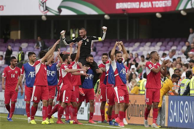 요르단 선수들이 지난 6일 호주와의 2019 AFC 아시안컵 조별리그 B조 1차전 경기에서 승리한 뒤 세리머니를 하고 있다. AP연합뉴스