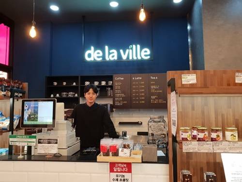 정민은 요즘 베이커리 디저트 사업으로 바쁜 나날을 보내고 있다.